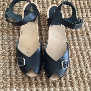 Hasbeens 38 Black buckle sandals